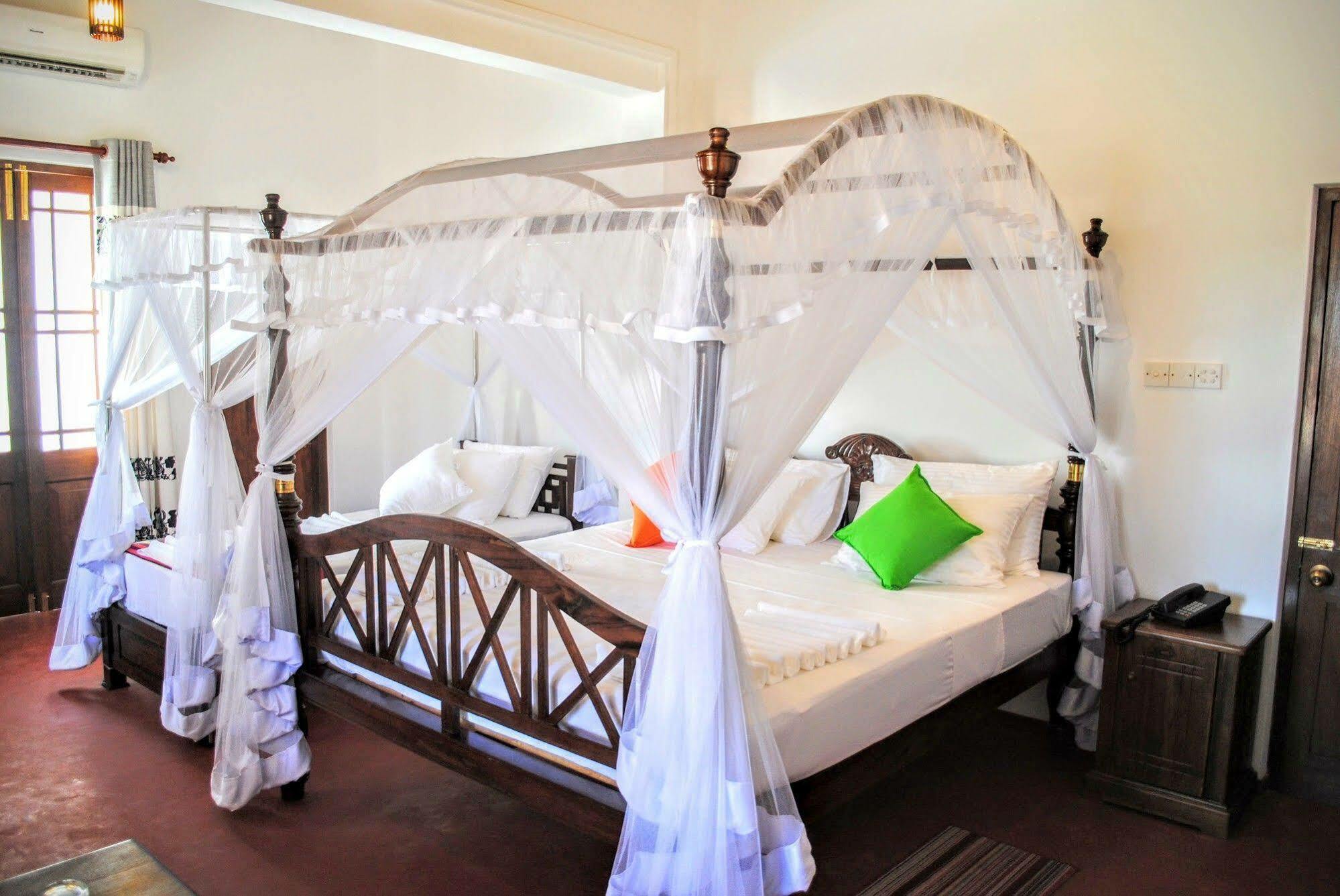 Miura Dutch Edge Hotel Negombo Buitenkant foto