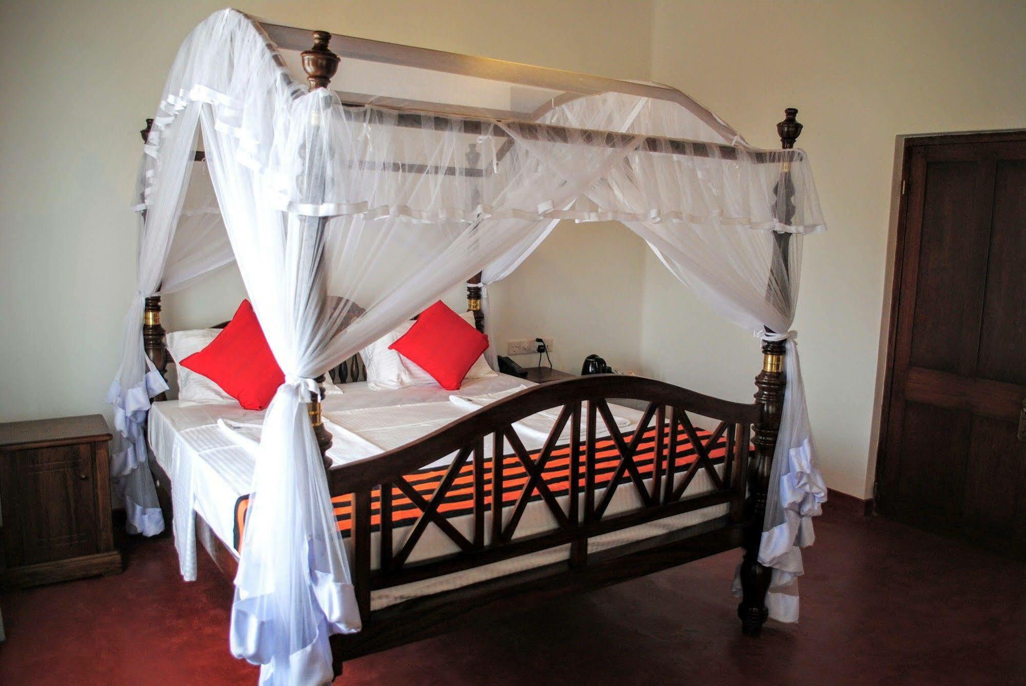 Miura Dutch Edge Hotel Negombo Buitenkant foto