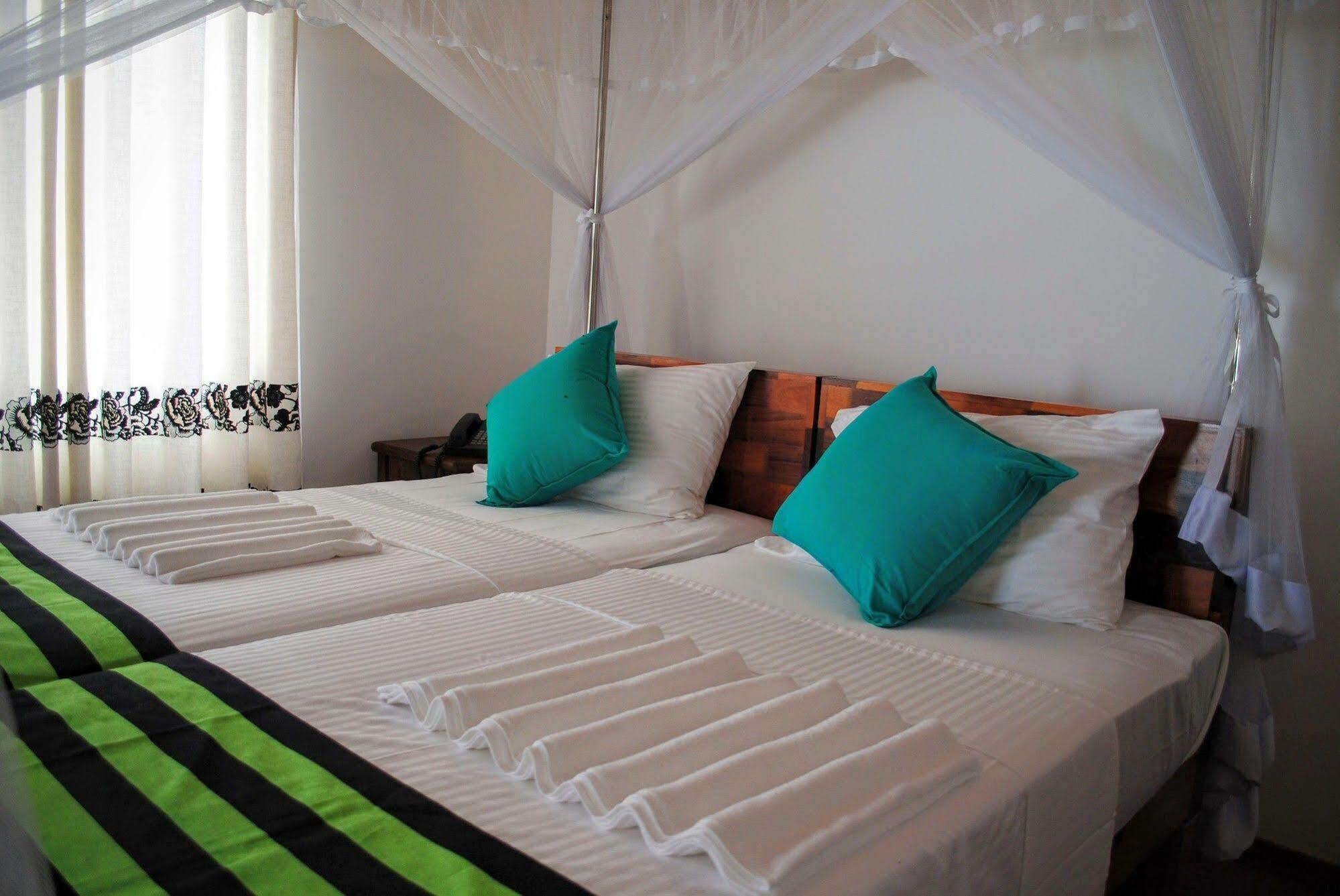 Miura Dutch Edge Hotel Negombo Buitenkant foto