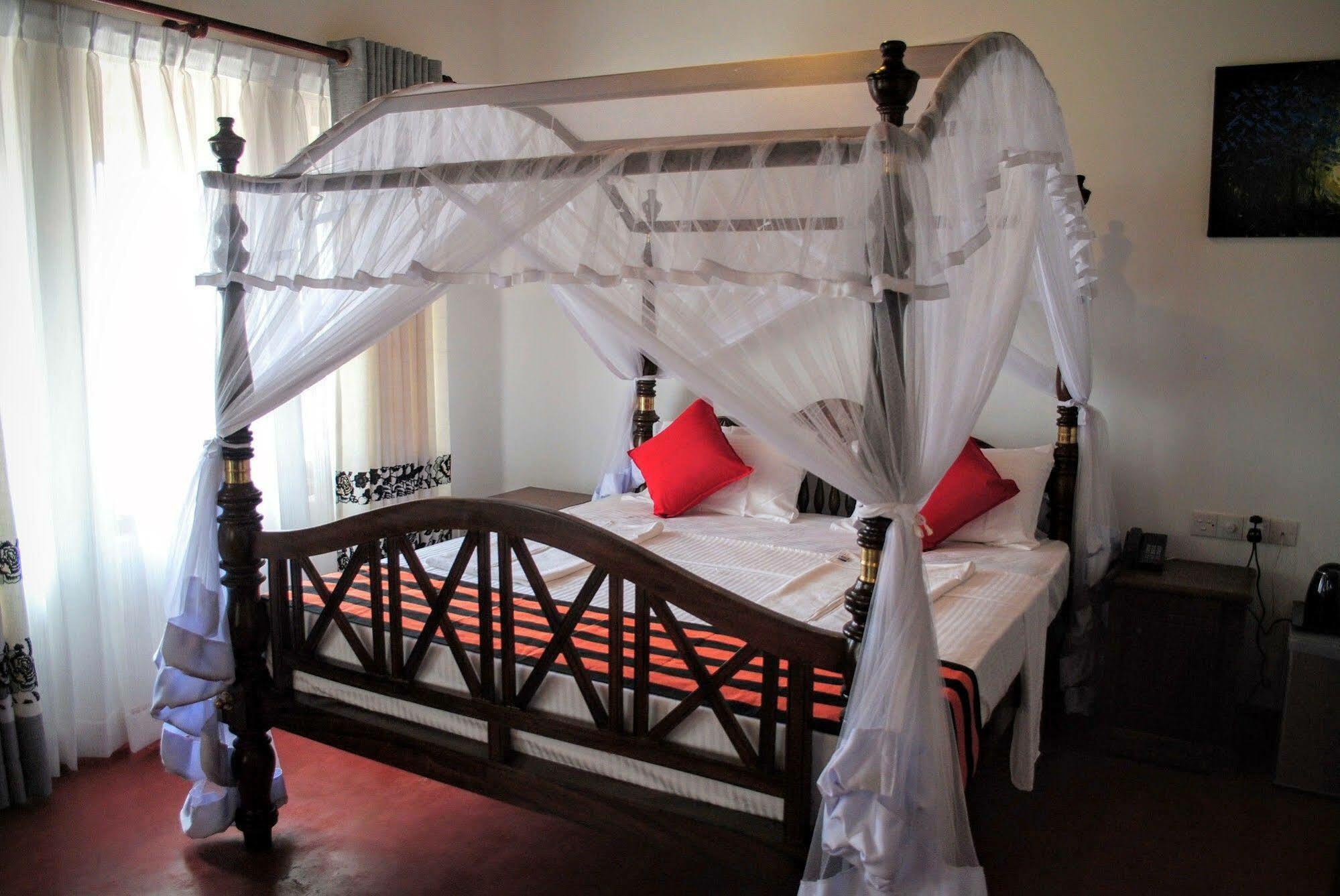 Miura Dutch Edge Hotel Negombo Buitenkant foto